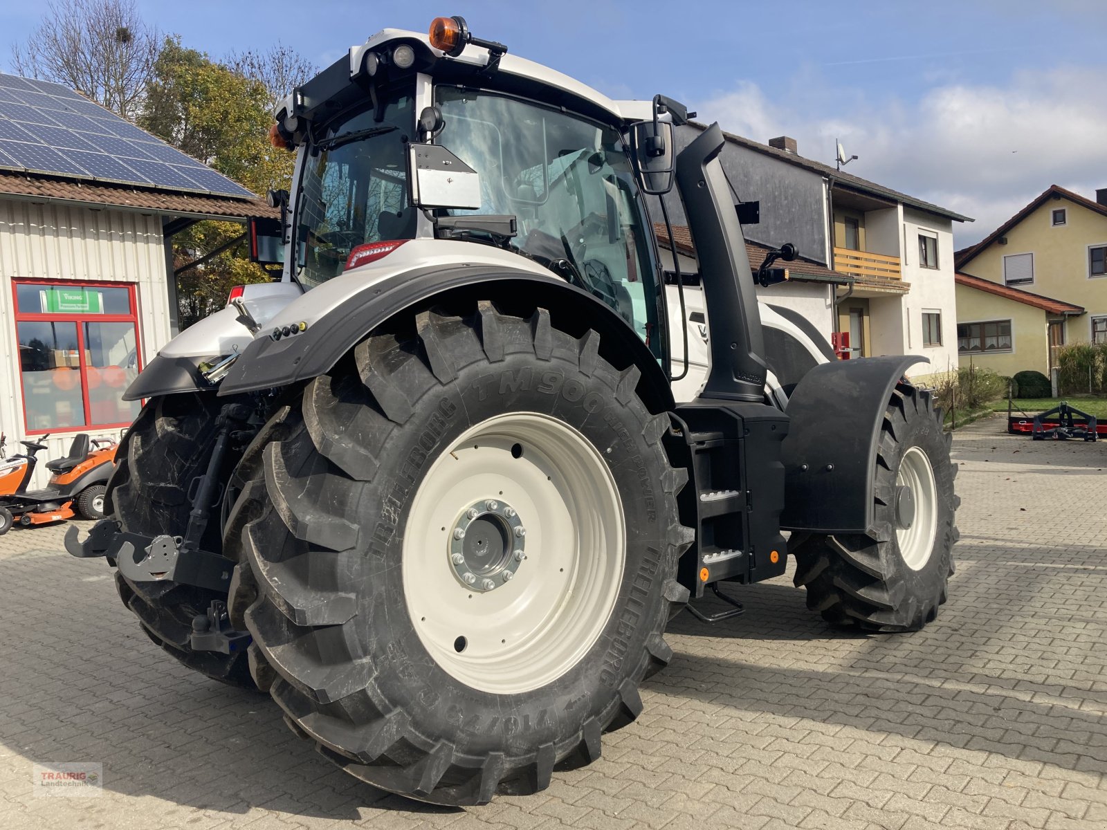 Traktor van het type Valtra Q 305 mit Rüfa, Neumaschine in Mainburg/Wambach (Foto 13)