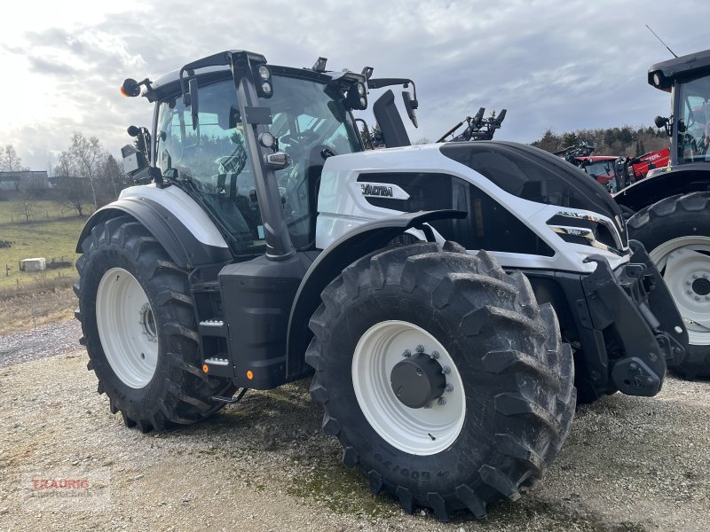 Traktor typu Valtra Q 305 mit Rüfa, Neumaschine v Mainburg/Wambach (Obrázek 1)