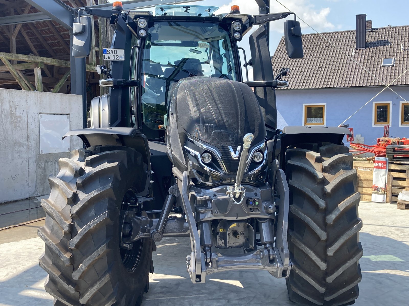 Traktor of the type Valtra Q 305 Rüfa, Neumaschine in Bodenwöhr/ Taxöldern (Picture 2)