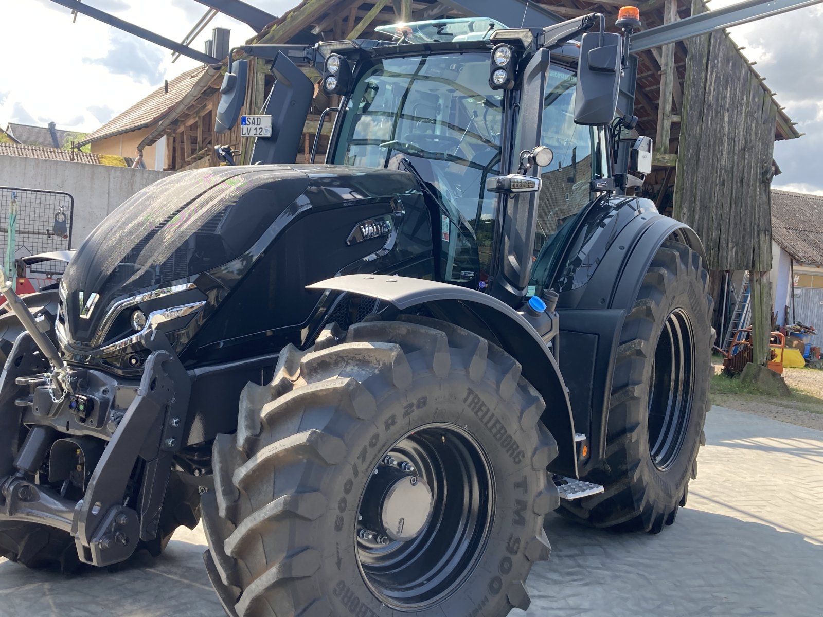 Traktor tipa Valtra Q 305 Rüfa, Neumaschine u Bodenwöhr/ Taxöldern (Slika 3)