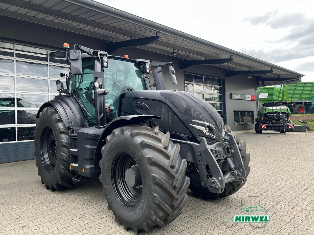 Traktor van het type Valtra Q 305, Gebrauchtmaschine in Blankenheim (Foto 1)