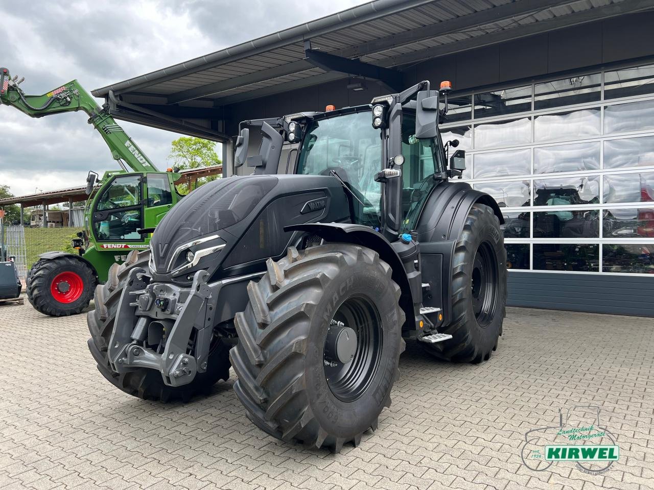 Traktor of the type Valtra Q 305, Gebrauchtmaschine in Blankenheim (Picture 2)