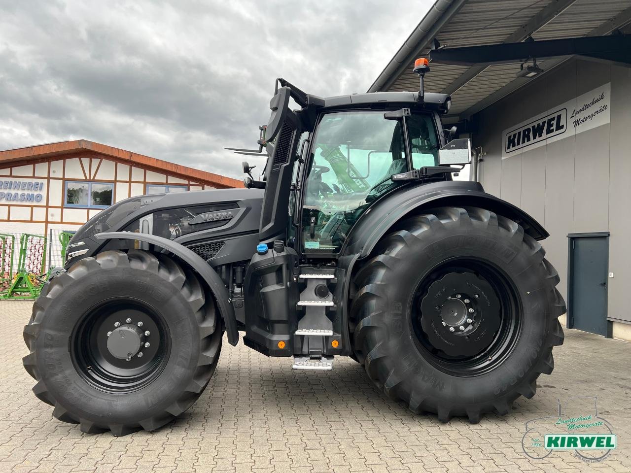 Traktor des Typs Valtra Q 305, Gebrauchtmaschine in Blankenheim (Bild 3)