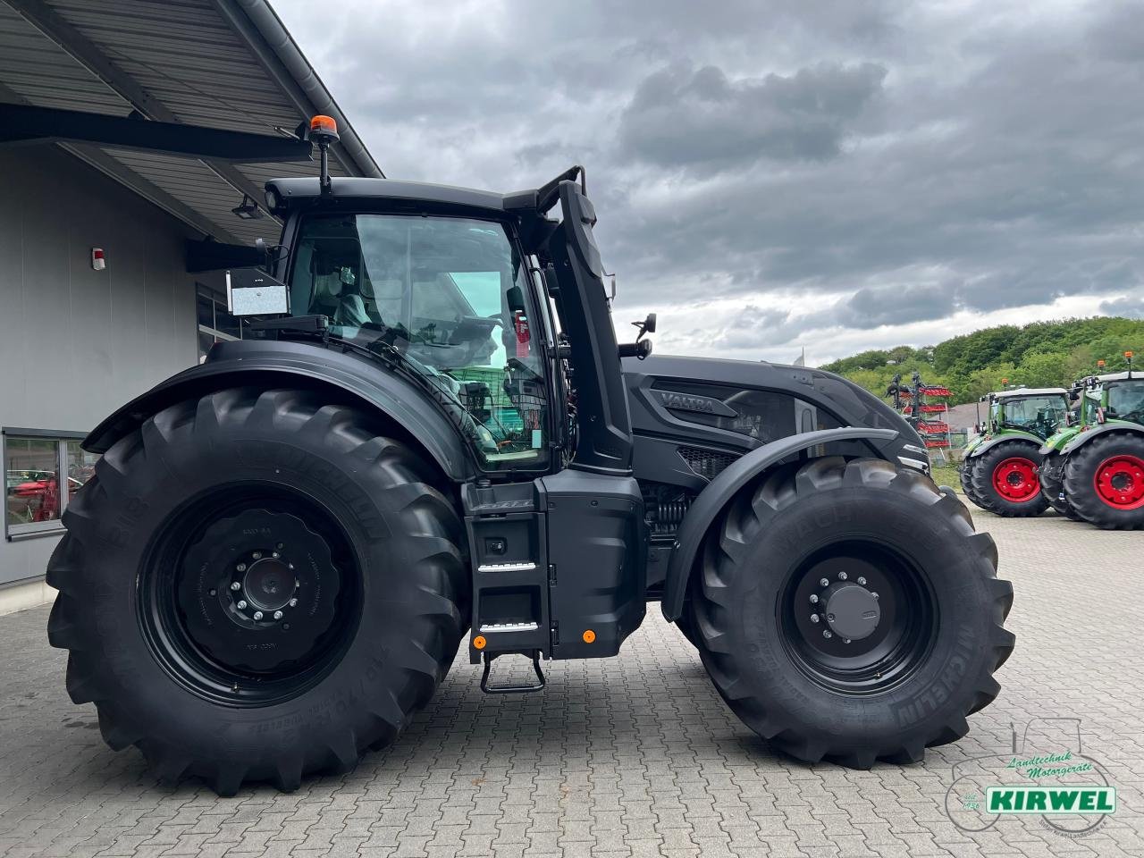 Traktor des Typs Valtra Q 305, Gebrauchtmaschine in Blankenheim (Bild 4)