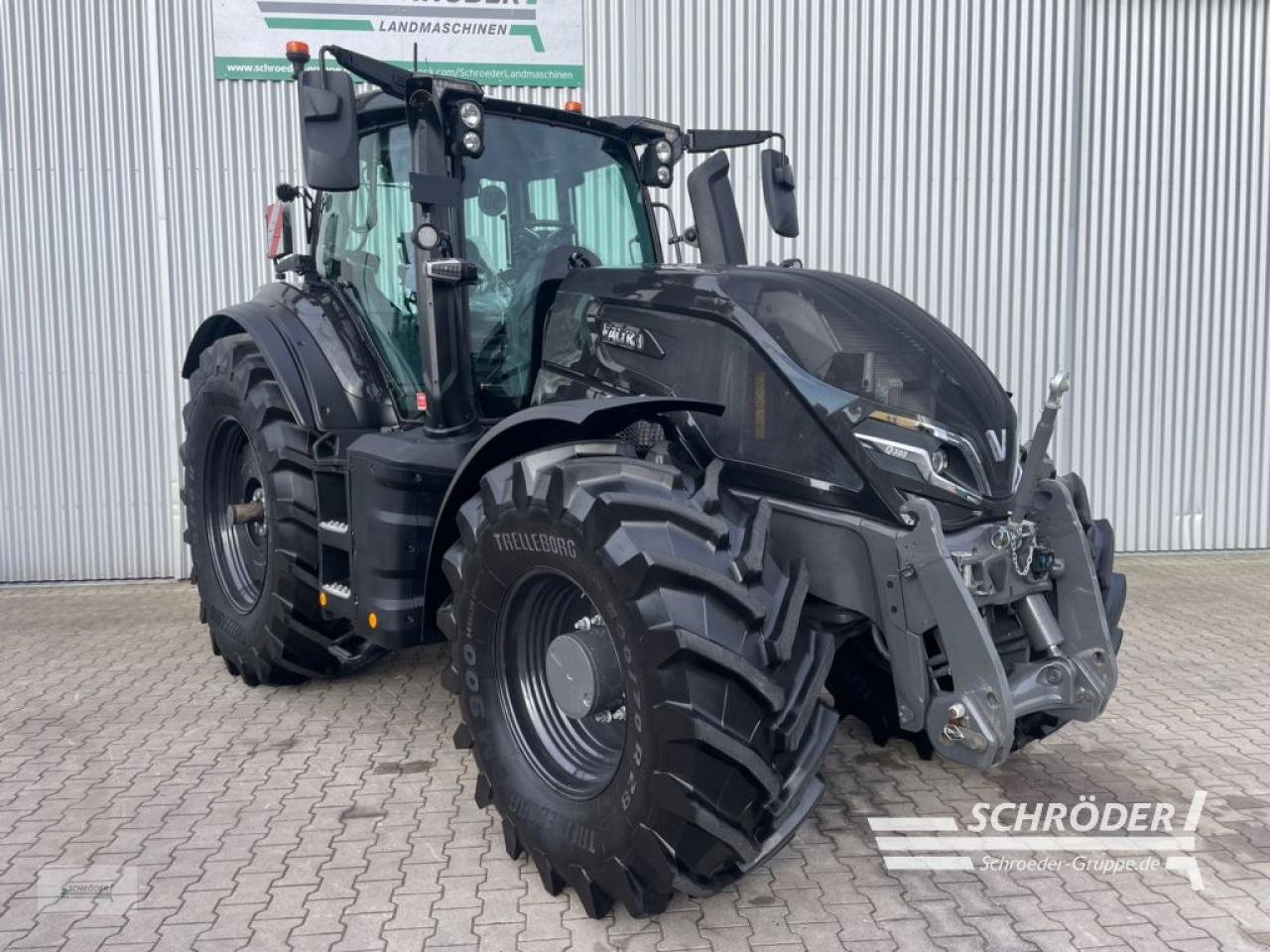 Traktor of the type Valtra Q 305, Neumaschine in Wildeshausen (Picture 1)