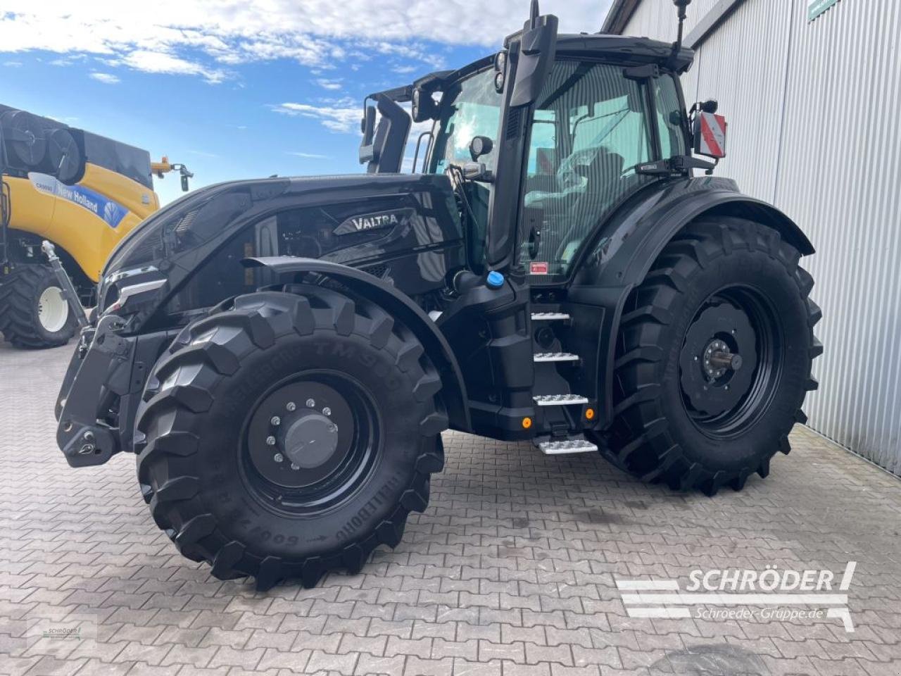 Traktor of the type Valtra Q 305, Neumaschine in Wildeshausen (Picture 4)