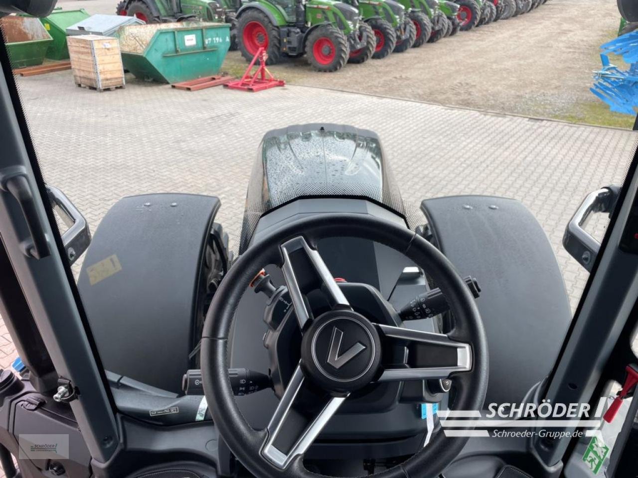 Traktor of the type Valtra Q 305, Neumaschine in Wildeshausen (Picture 10)