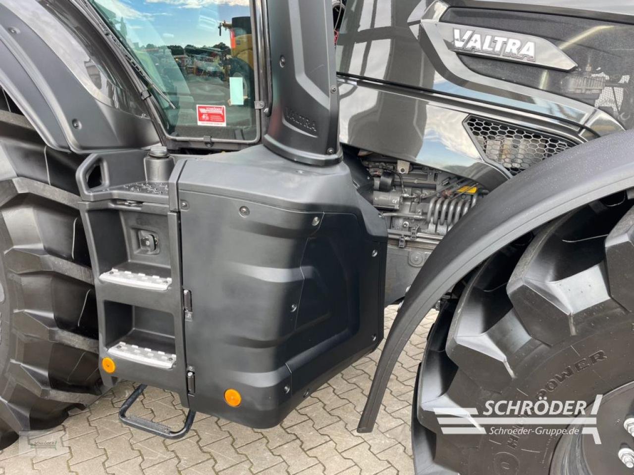 Traktor of the type Valtra Q 305, Neumaschine in Wildeshausen (Picture 17)