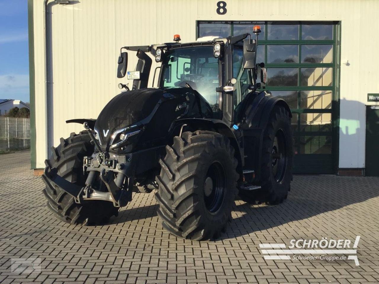 Traktor des Typs Valtra Q 305, Neumaschine in Scharrel (Bild 1)