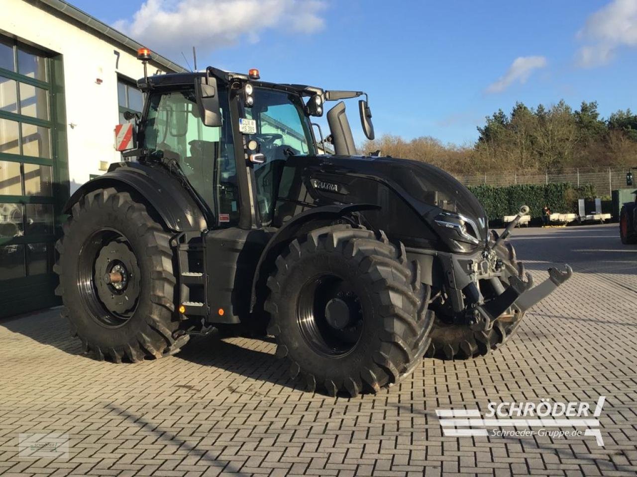 Traktor des Typs Valtra Q 305, Neumaschine in Scharrel (Bild 3)