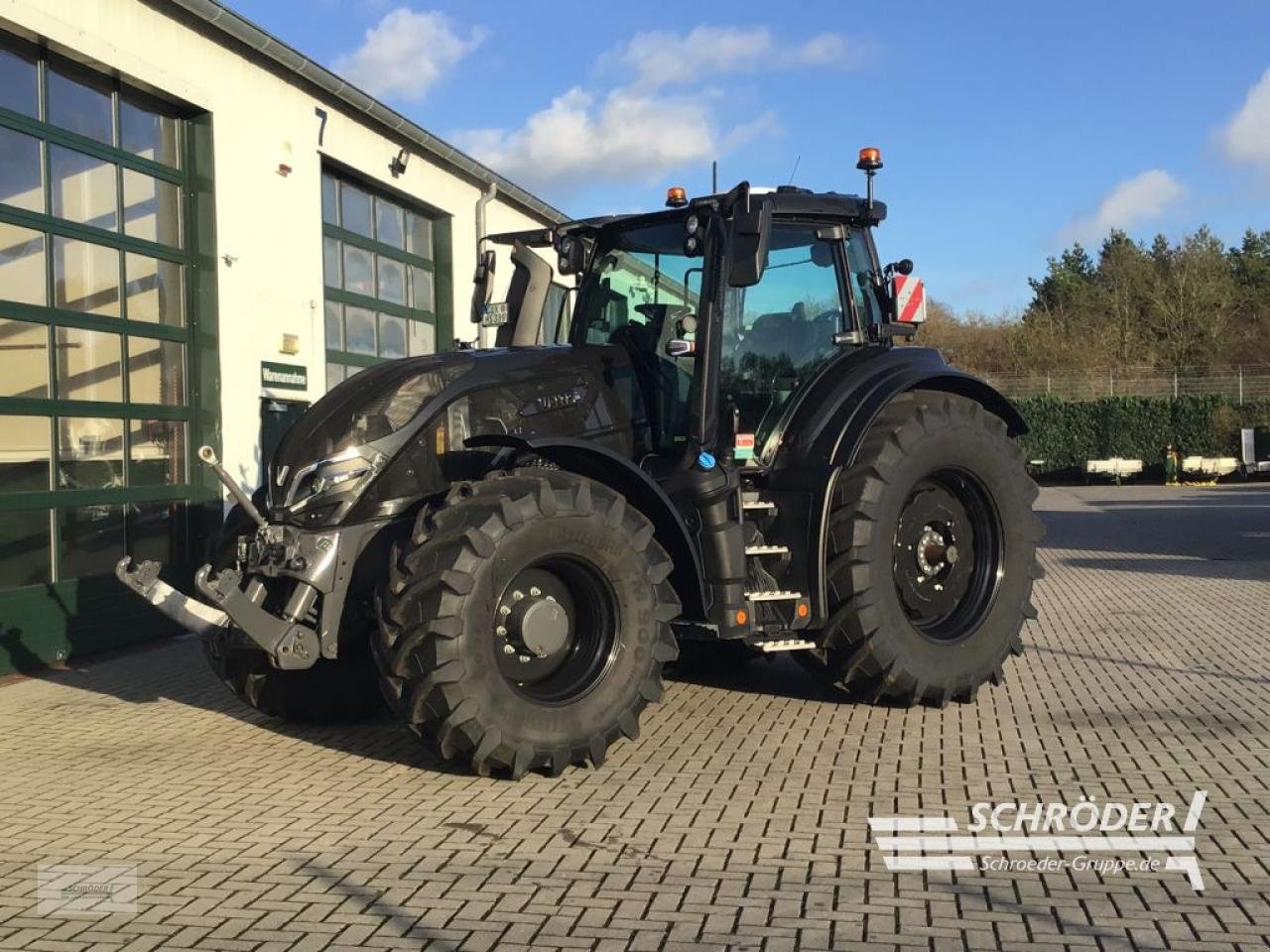 Traktor des Typs Valtra Q 305, Neumaschine in Scharrel (Bild 4)