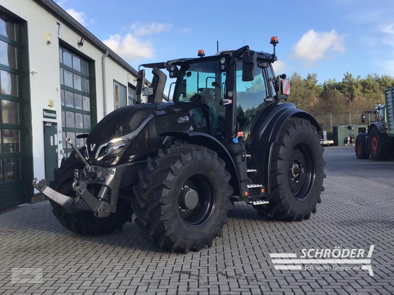 Traktor des Typs Valtra Q 305, Neumaschine in Scharrel (Bild 5)