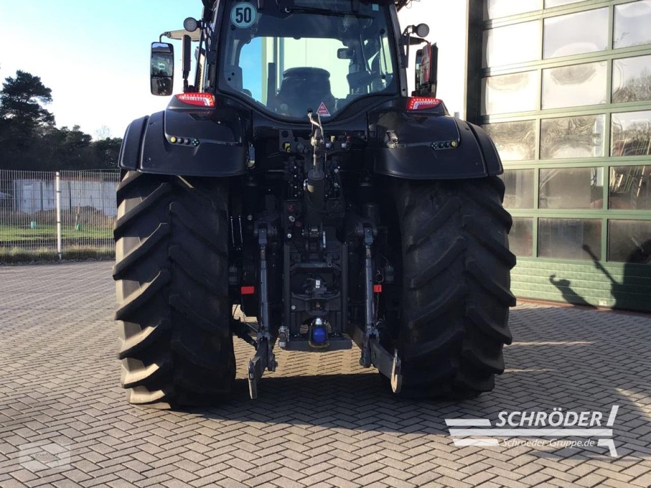 Traktor des Typs Valtra Q 305, Neumaschine in Scharrel (Bild 7)