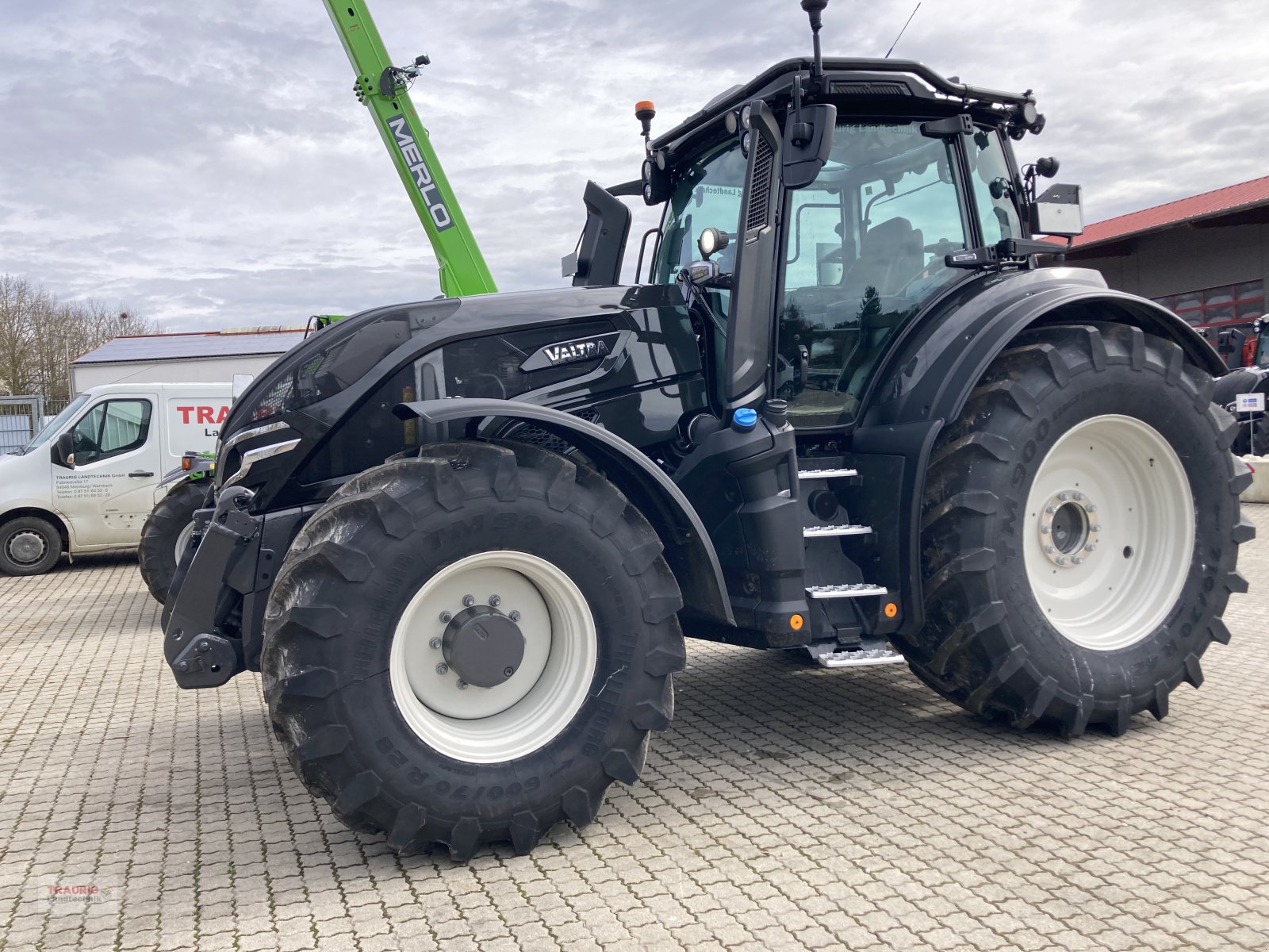 Traktor του τύπου Valtra Q285 mit Rüfa, Neumaschine σε Mainburg/Wambach (Φωτογραφία 3)