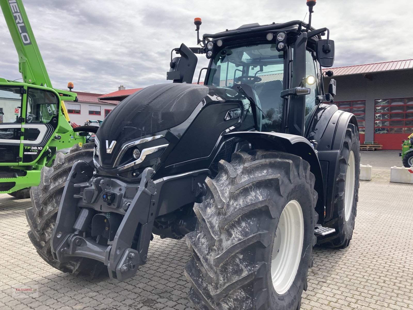 Traktor Türe ait Valtra Q285 mit Rüfa, Neumaschine içinde Mainburg/Wambach (resim 21)