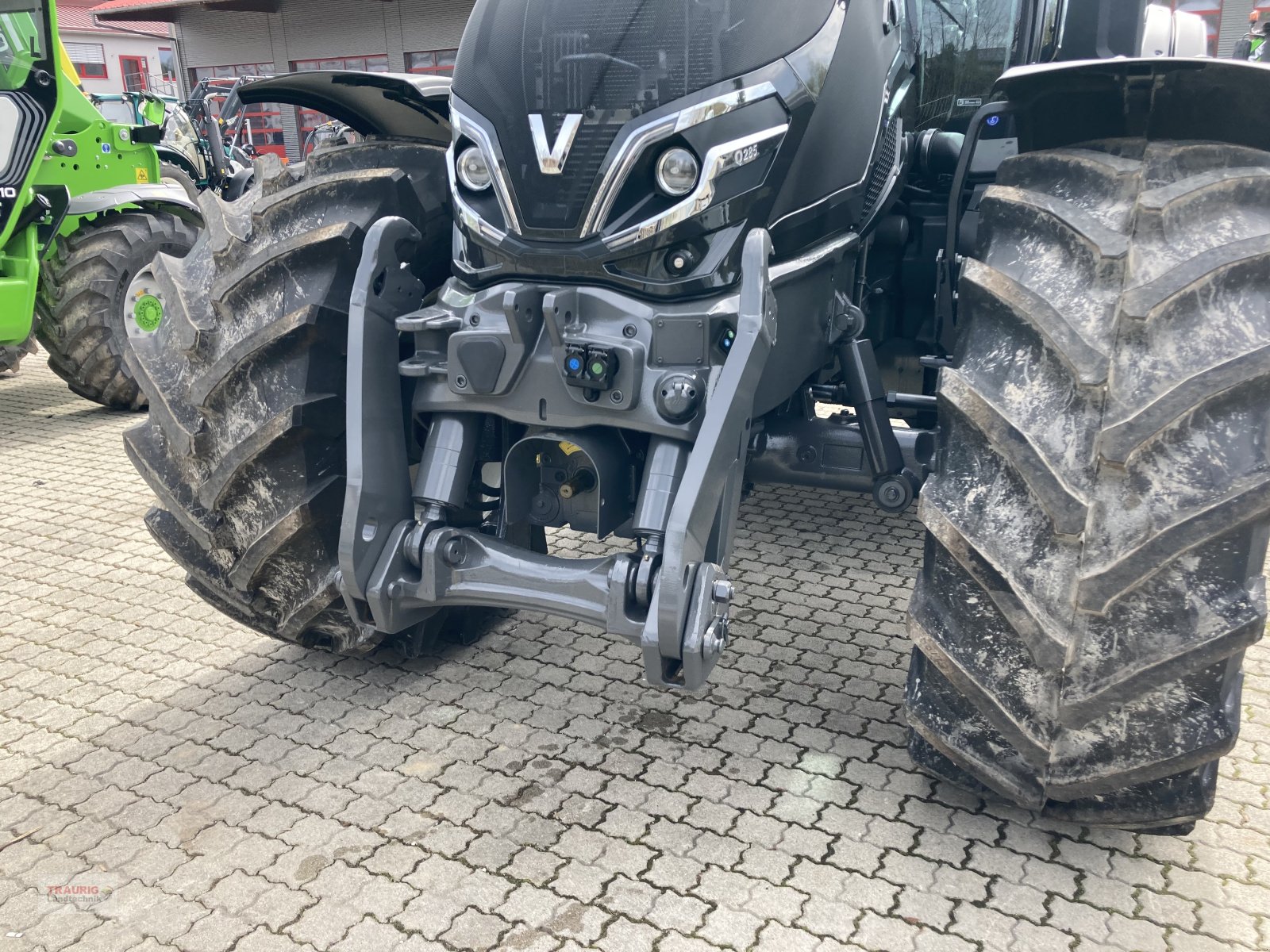 Traktor des Typs Valtra Q285 mit Rüfa, Neumaschine in Mainburg/Wambach (Bild 22)