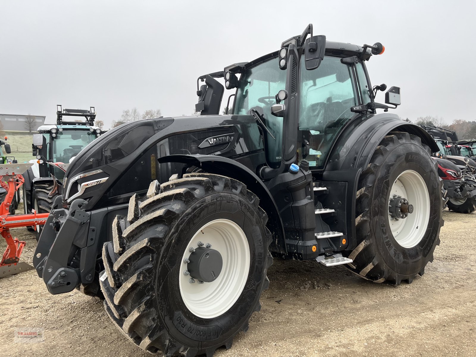 Traktor of the type Valtra Q285, Neumaschine in Mainburg/Wambach (Picture 1)