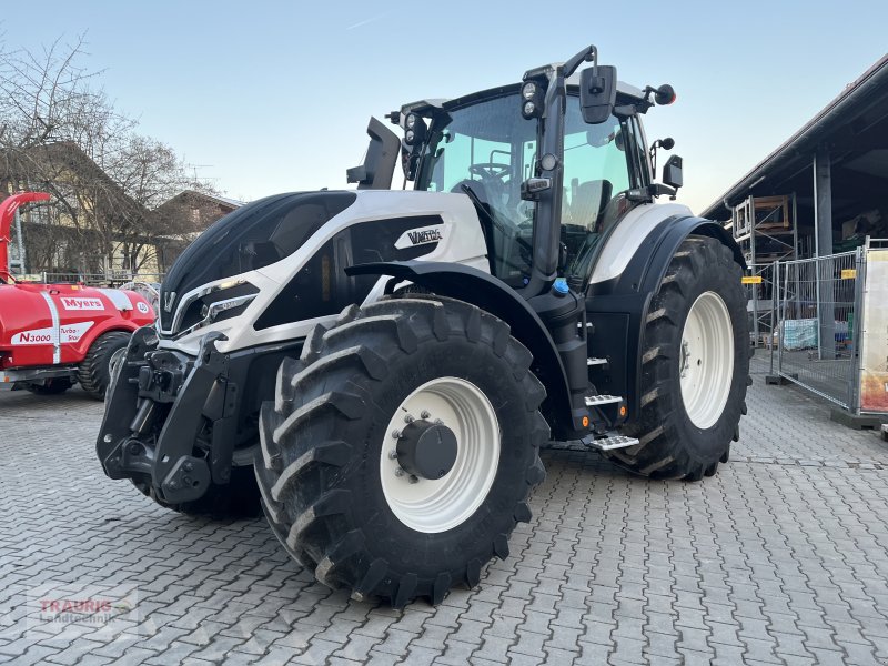 Traktor of the type Valtra Q305 mit Rüfa, Neumaschine in Mainburg/Wambach (Picture 1)