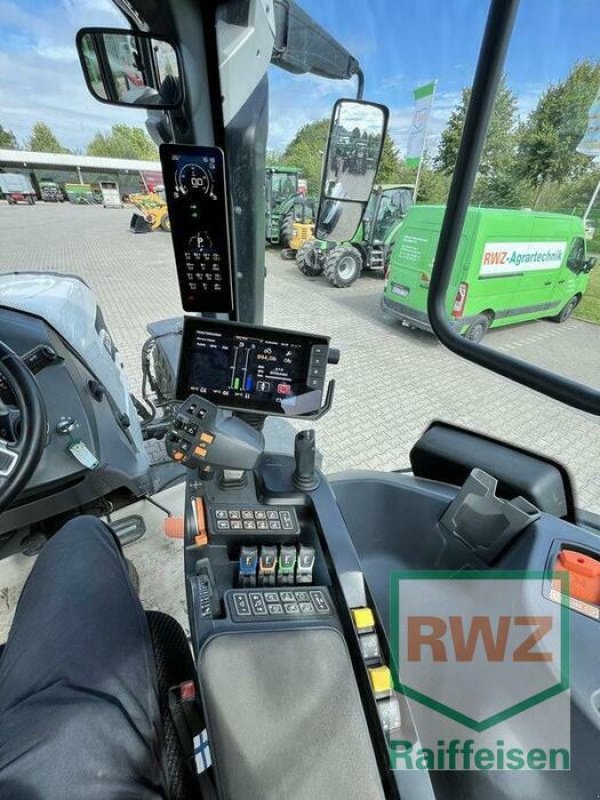 Traktor des Typs Valtra Q305 *PTG Reifendruckregelanlage*, Vorführmaschine in Rommerskirchen (Bild 3)