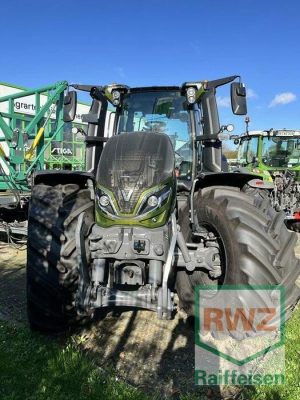 Traktor of the type Valtra Q305 **Rückfahreinrichtung**, Ausstellungsmaschine in Rommerskirchen (Picture 3)