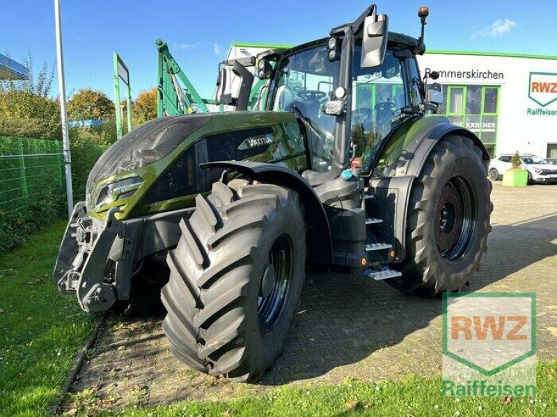 Traktor of the type Valtra Q305 **Rückfahreinrichtung**, Ausstellungsmaschine in Rommerskirchen (Picture 2)