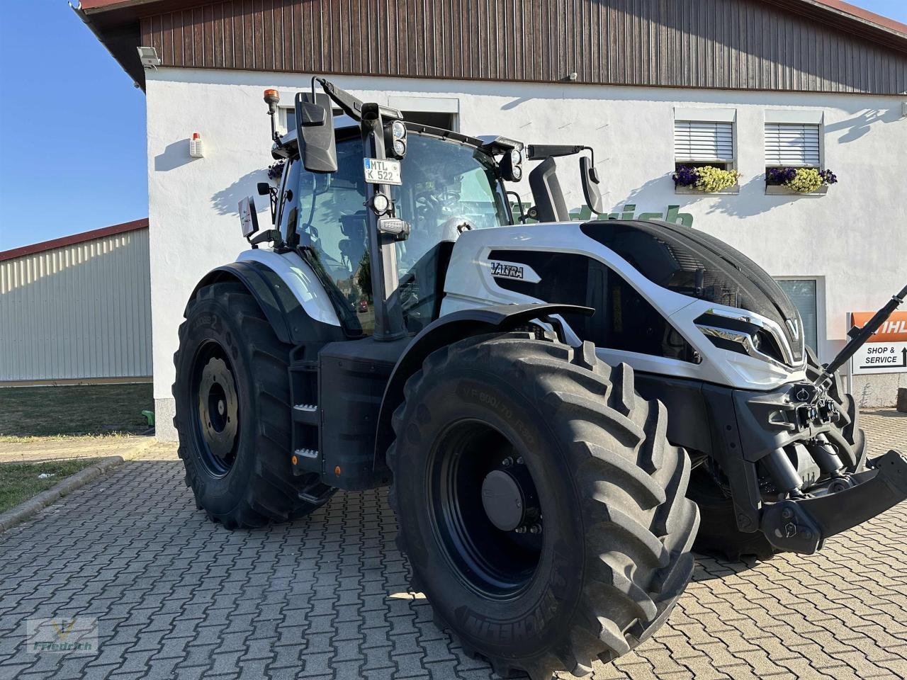 Traktor typu Valtra Q305 weiß, Neumaschine w Bad Lausick (Zdjęcie 1)