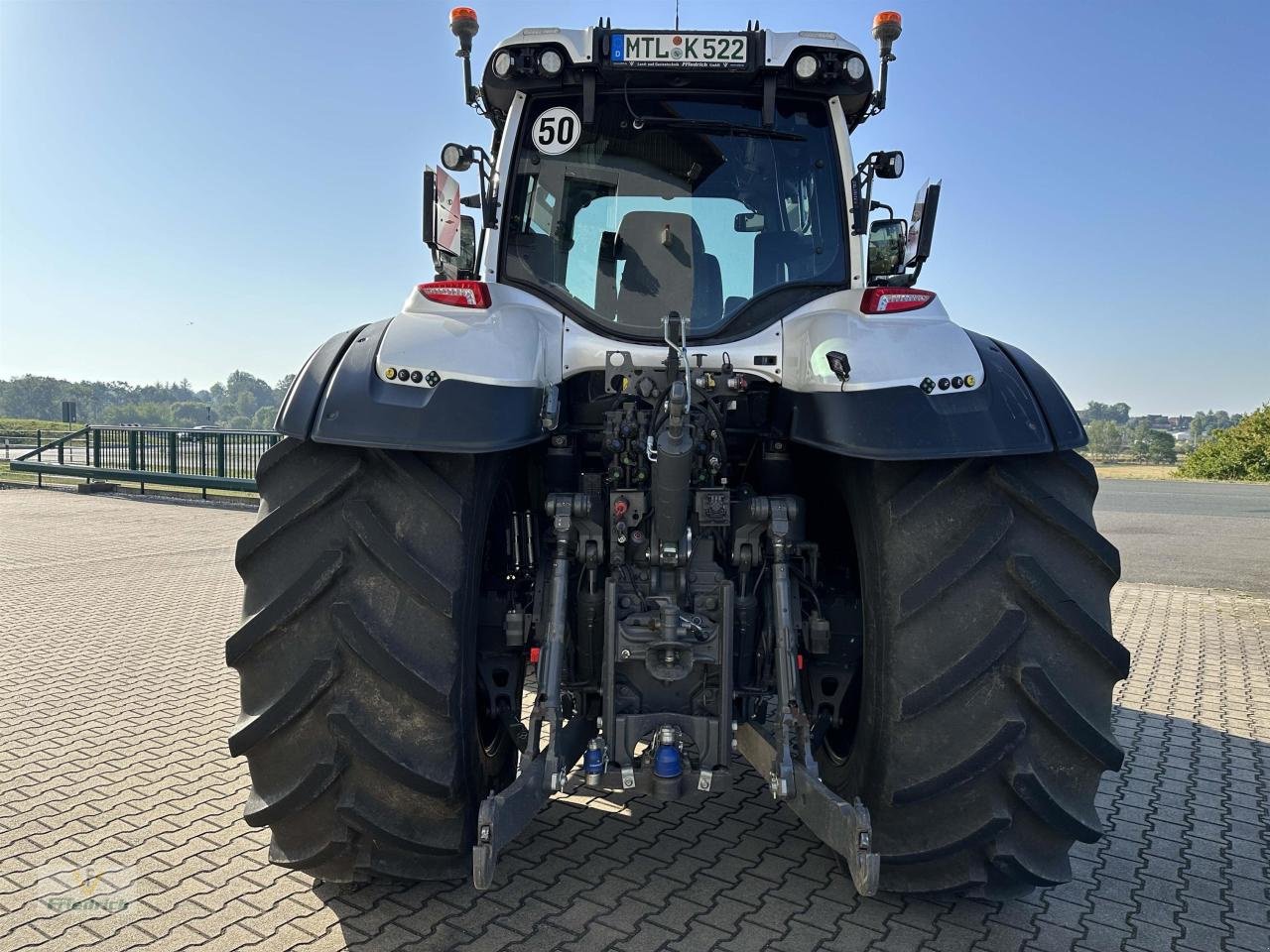 Traktor des Typs Valtra Q305 weiß, Neumaschine in Bad Lausick (Bild 2)