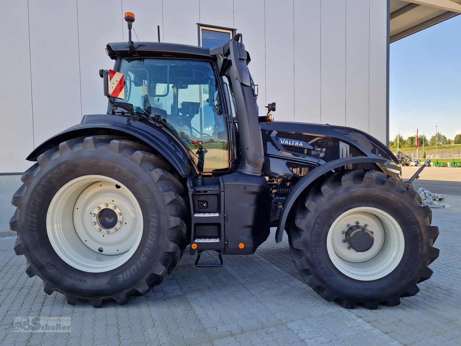 Traktor of the type Valtra Q305, Neumaschine in Monheim (Picture 2)