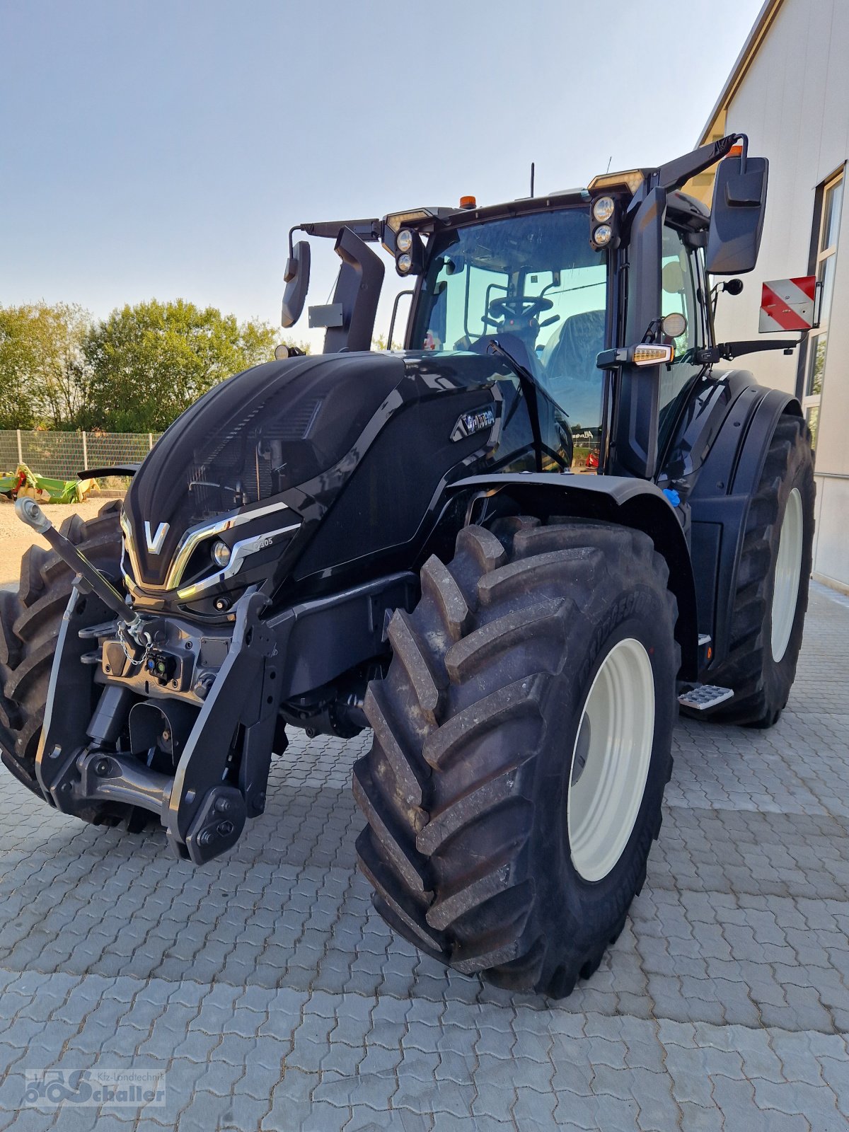 Traktor of the type Valtra Q305, Neumaschine in Monheim (Picture 3)