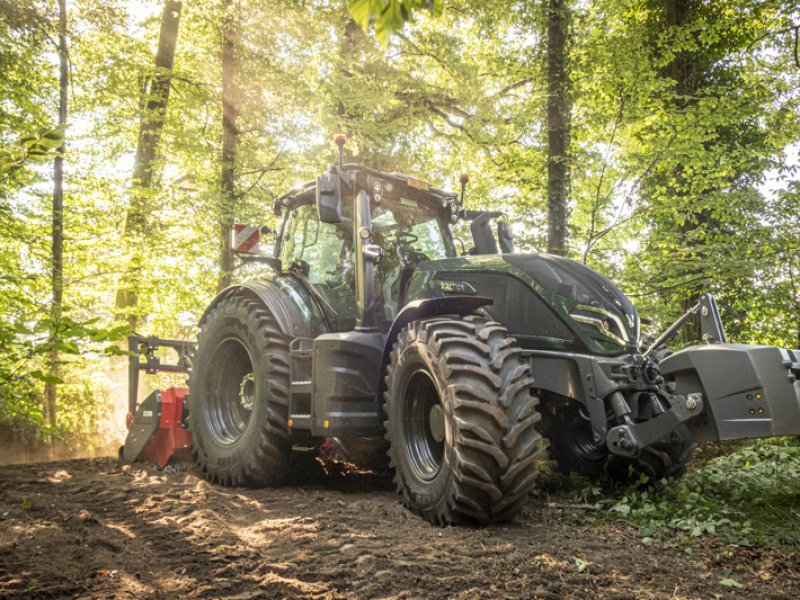 Traktor van het type Valtra Q305, Ausstellungsmaschine in Schaffhausen (Foto 1)