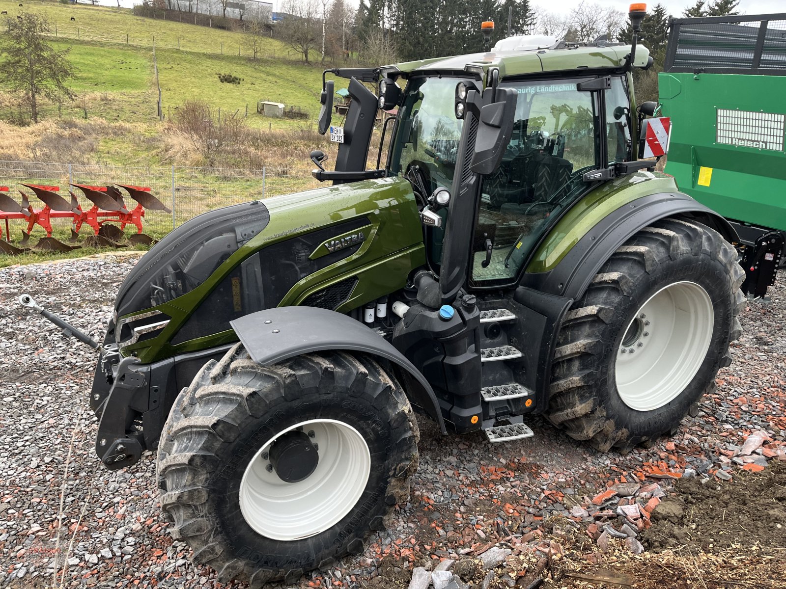 Traktor des Typs Valtra Q305, Gebrauchtmaschine in Mainburg/Wambach (Bild 1)