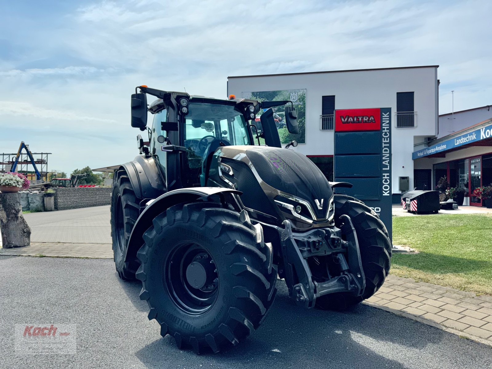 Traktor van het type Valtra Q305, Neumaschine in Neumarkt / Pölling (Foto 1)