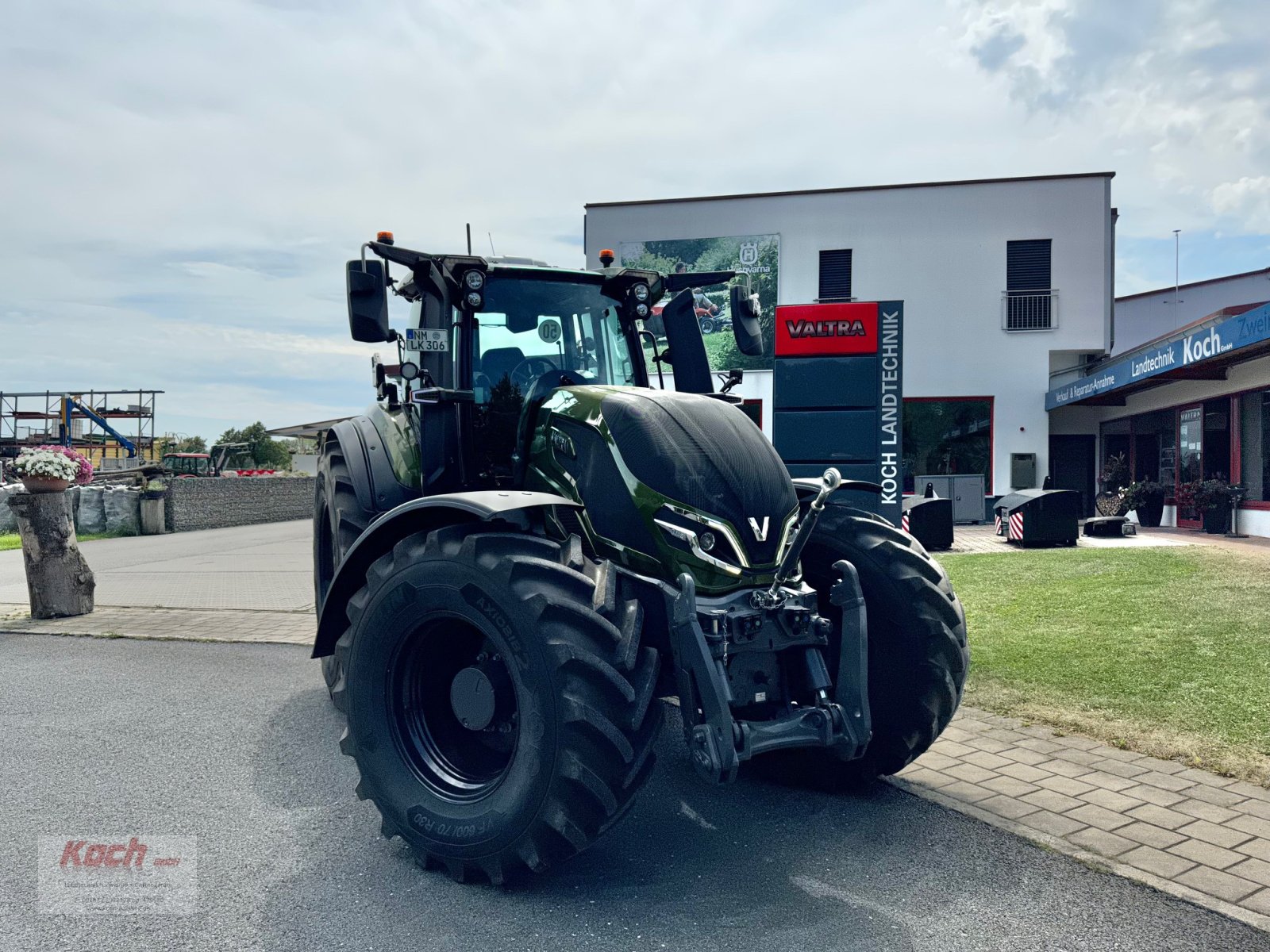 Traktor of the type Valtra Q305, Gebrauchtmaschine in Neumarkt / Pölling (Picture 1)