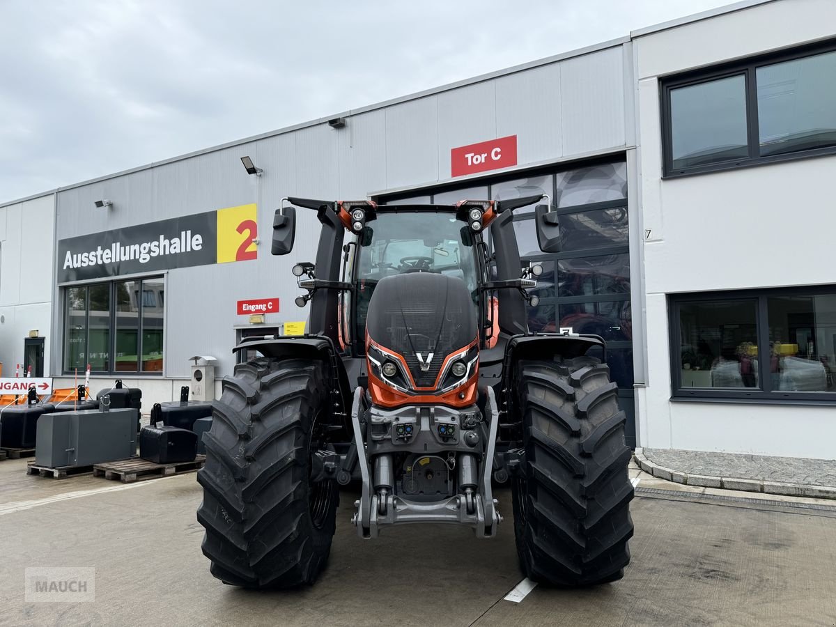 Traktor van het type Valtra Q305, Neumaschine in Burgkirchen (Foto 4)