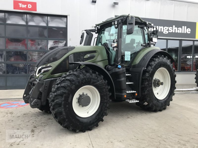 Traktor of the type Valtra Q305, Neumaschine in Burgkirchen (Picture 1)