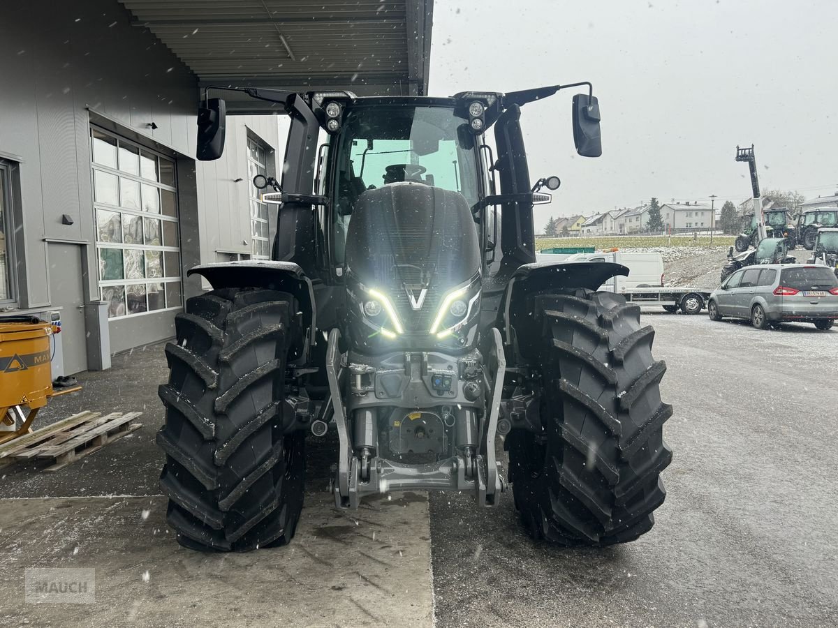 Traktor of the type Valtra Q305, Vorführmaschine in Burgkirchen (Picture 5)