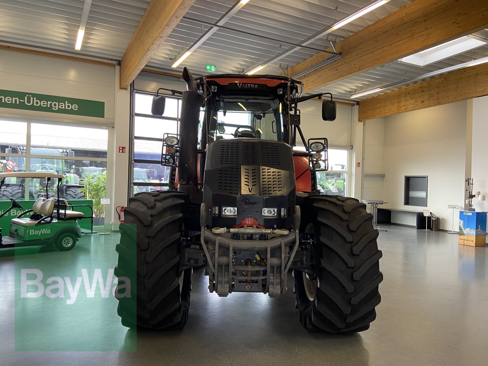 Traktor Türe ait Valtra S 353 mit Forstumbau, Gebrauchtmaschine içinde Bamberg (resim 4)