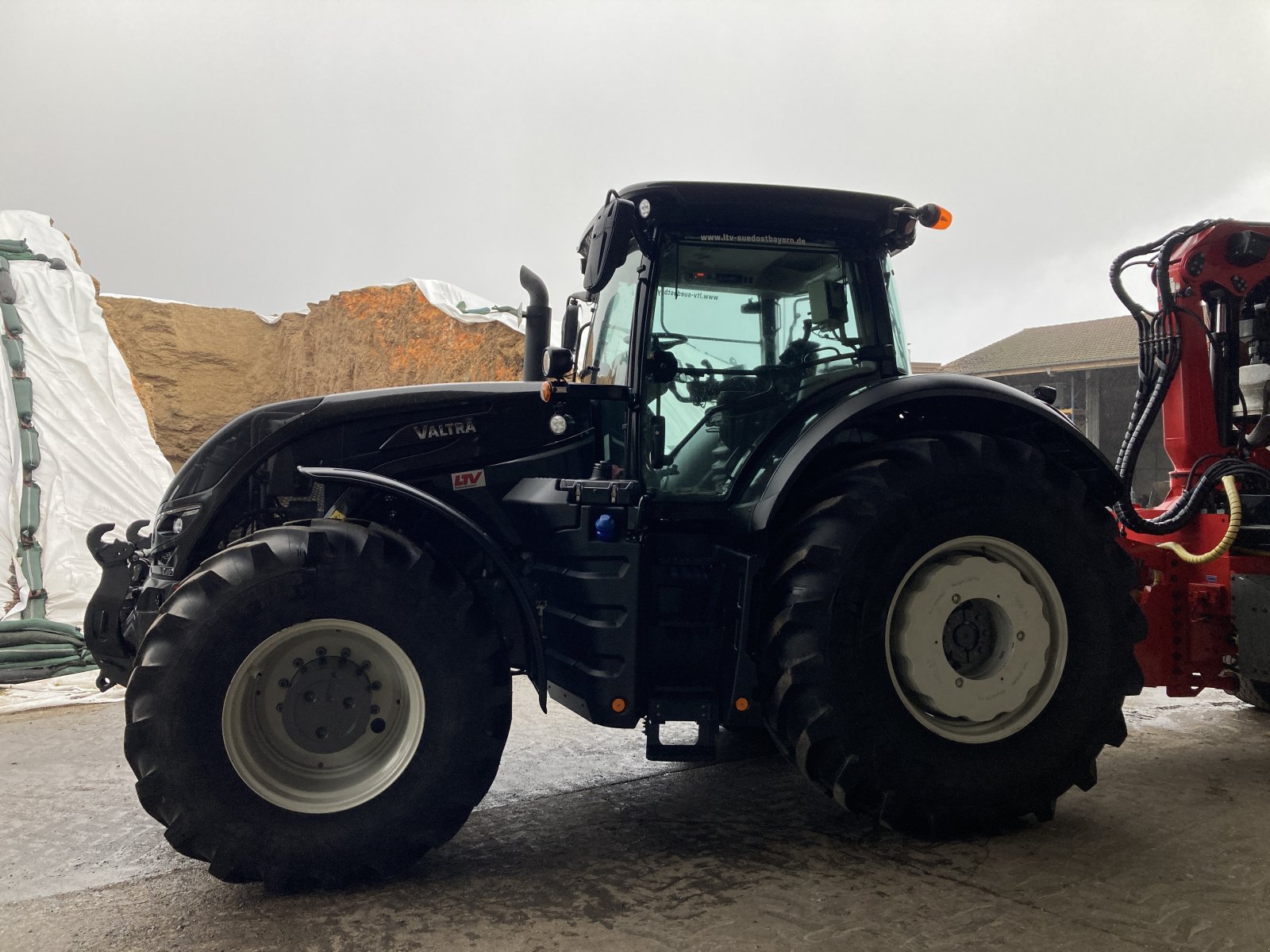 Traktor of the type Valtra S 354 Rüfa, Gebrauchtmaschine in Bodenwöhr/ Taxöldern (Picture 2)