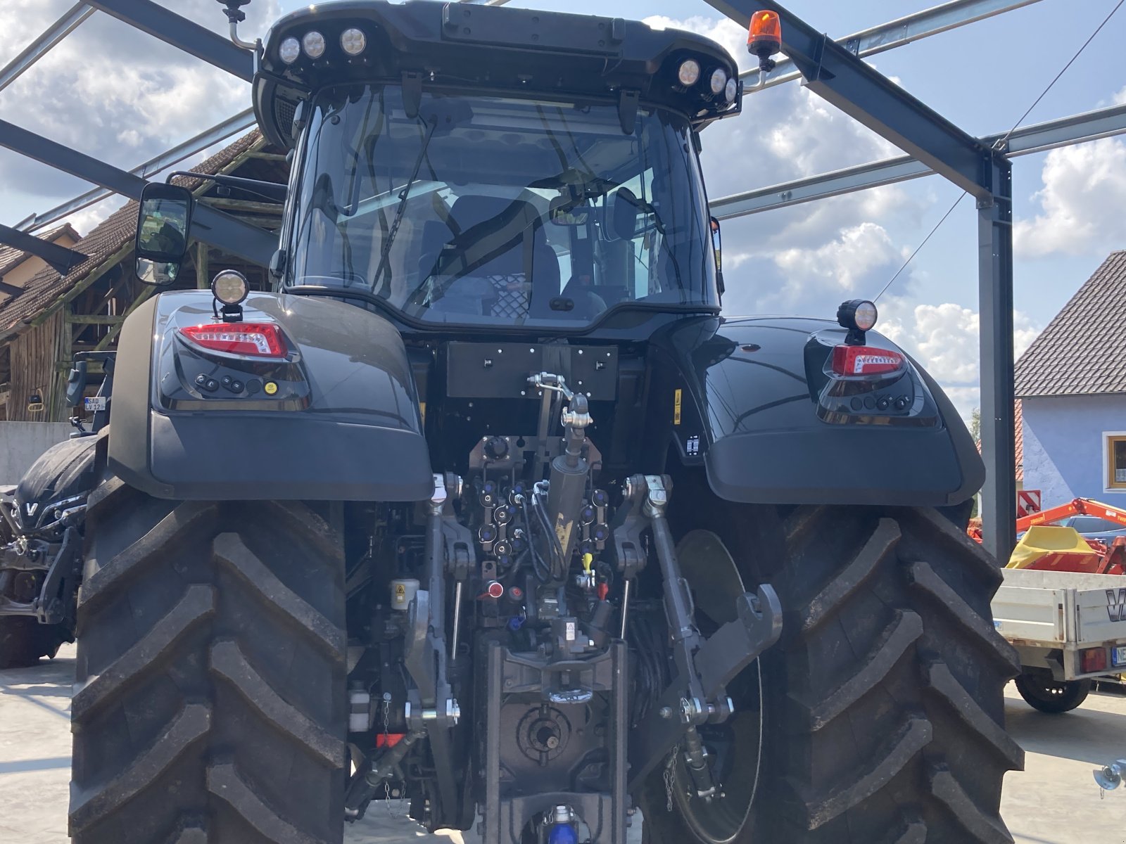 Traktor des Typs Valtra S 394 Rüfa einer der letzten S4, Neumaschine in Bodenwöhr/ Taxöldern (Bild 3)