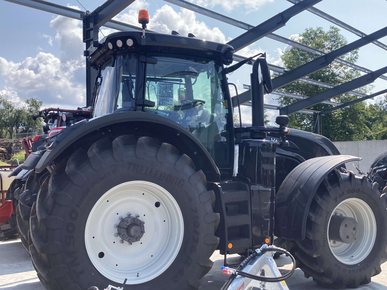 Traktor of the type Valtra S 394 Rüfa einer der letzten S4, Neumaschine in Bodenwöhr/ Taxöldern (Picture 4)