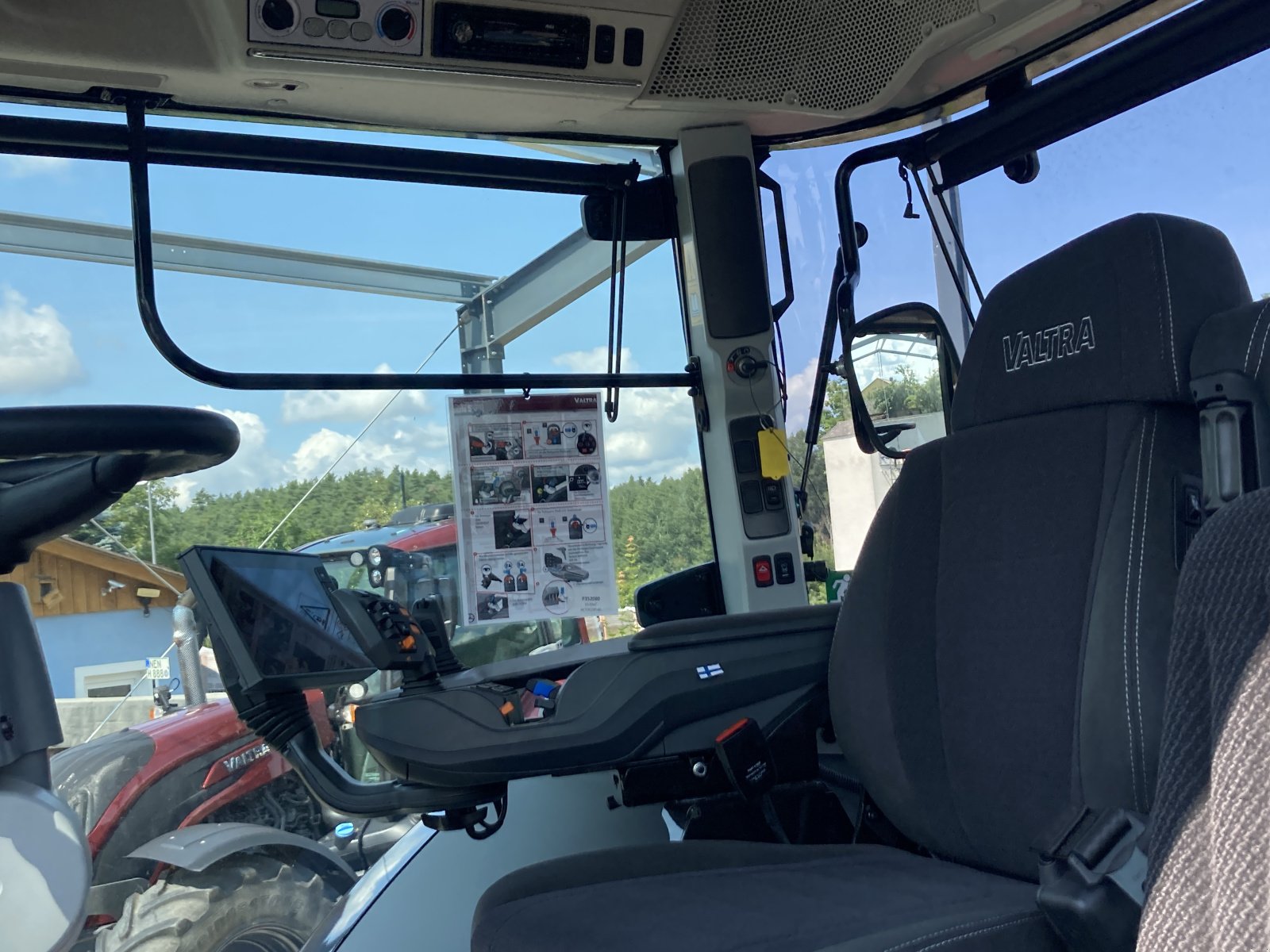 Traktor des Typs Valtra S 394 Rüfa einer der letzten S4, Neumaschine in Bodenwöhr/ Taxöldern (Bild 5)