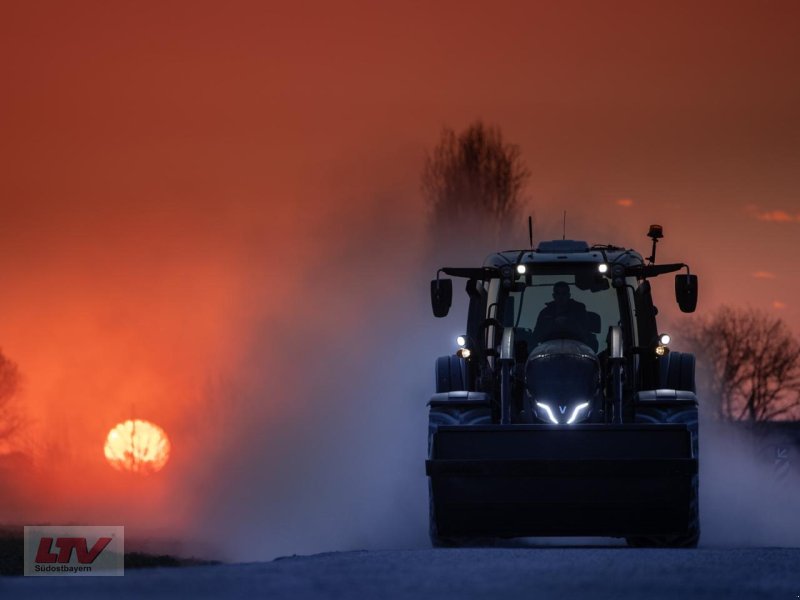 Traktor of the type Valtra S 416 TW, Neumaschine in Eggenfelden