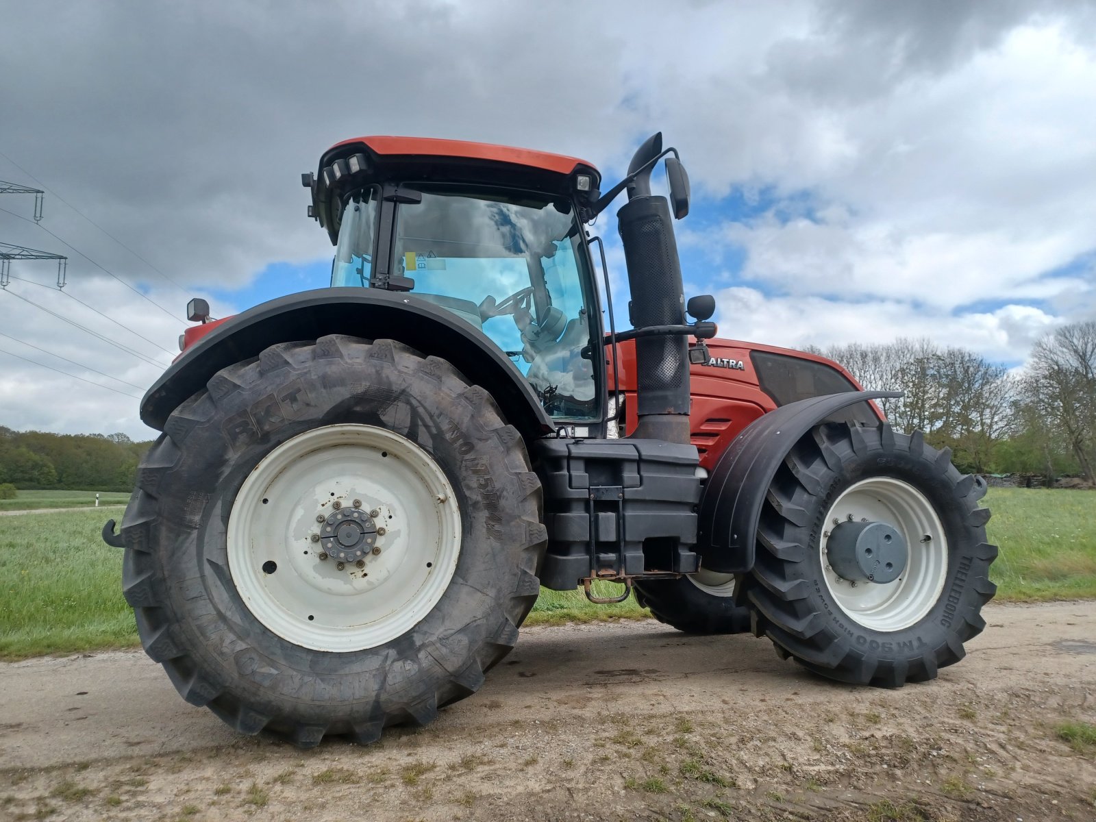 Traktor des Typs Valtra S323, Gebrauchtmaschine in Uffenheim (Bild 3)