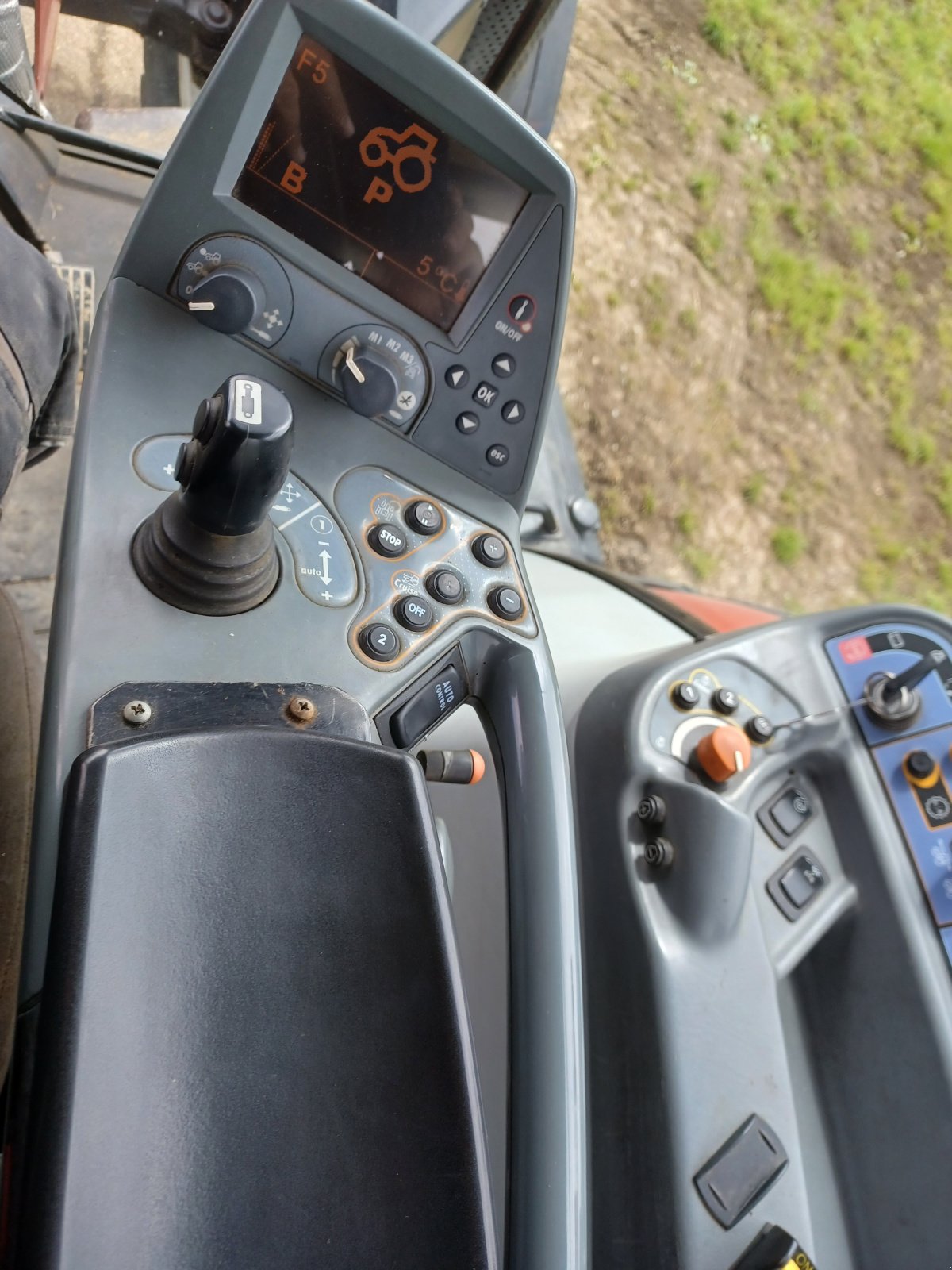 Traktor du type Valtra S323, Gebrauchtmaschine en Uffenheim (Photo 10)