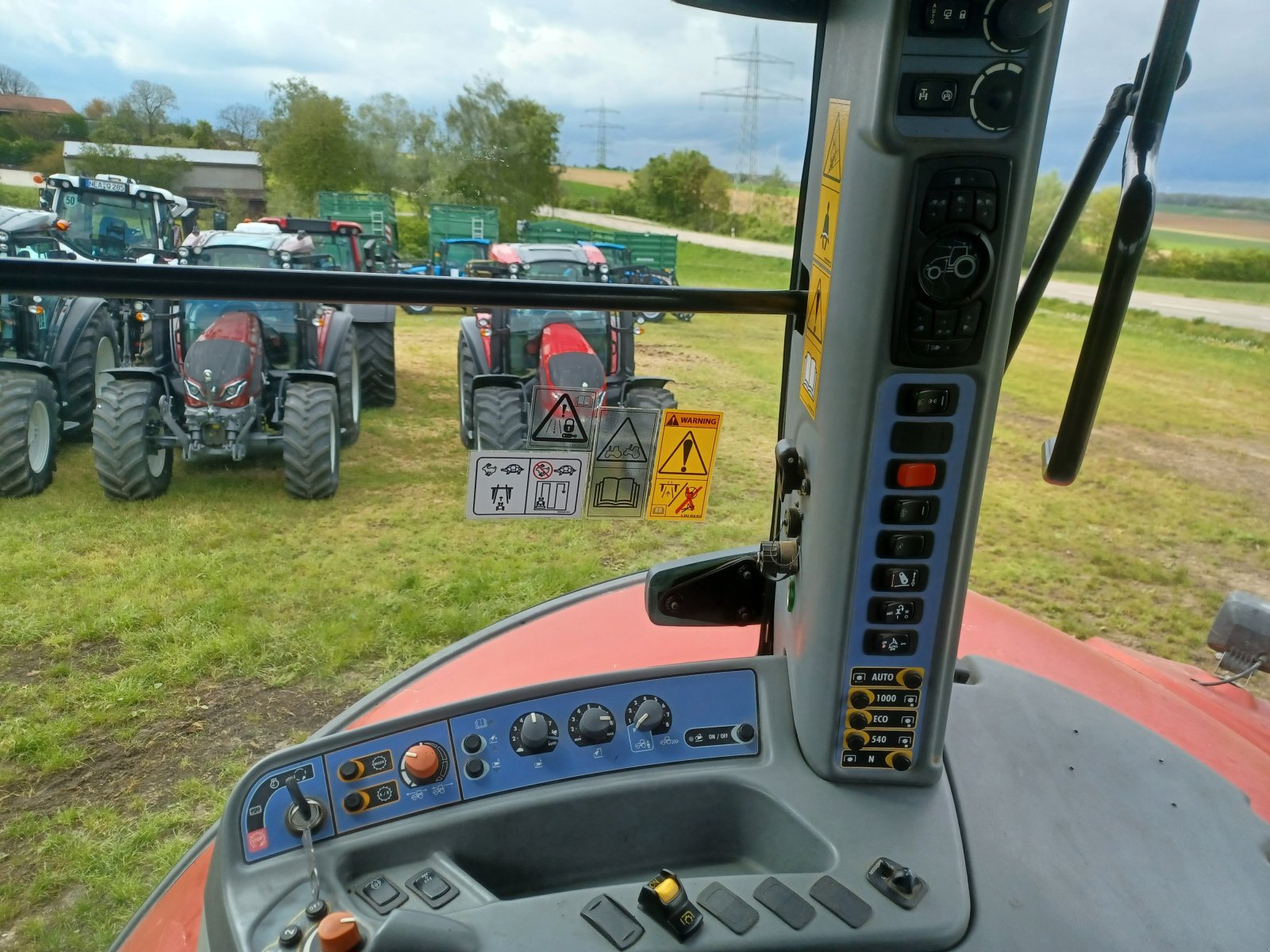 Traktor del tipo Valtra S323, Gebrauchtmaschine In Uffenheim (Immagine 11)