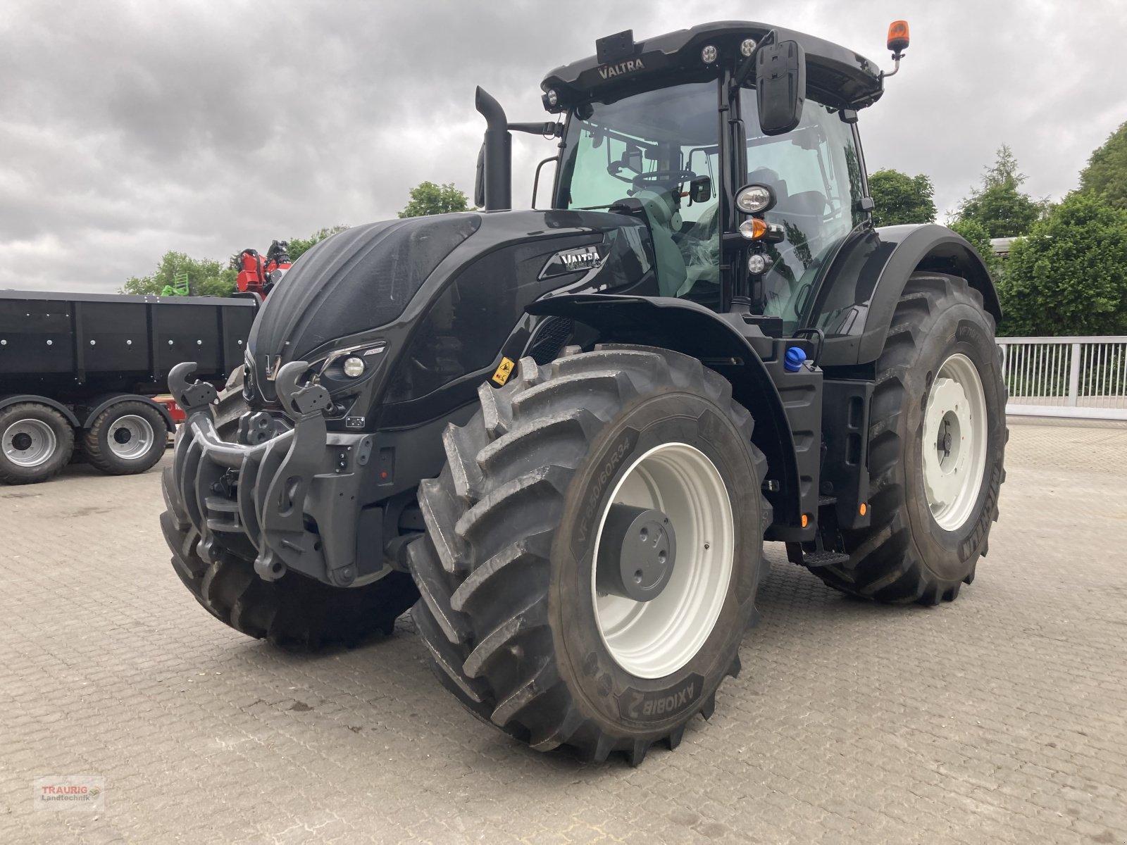 Traktor του τύπου Valtra S394 mit Rüfa, Neumaschine σε Mainburg/Wambach (Φωτογραφία 3)