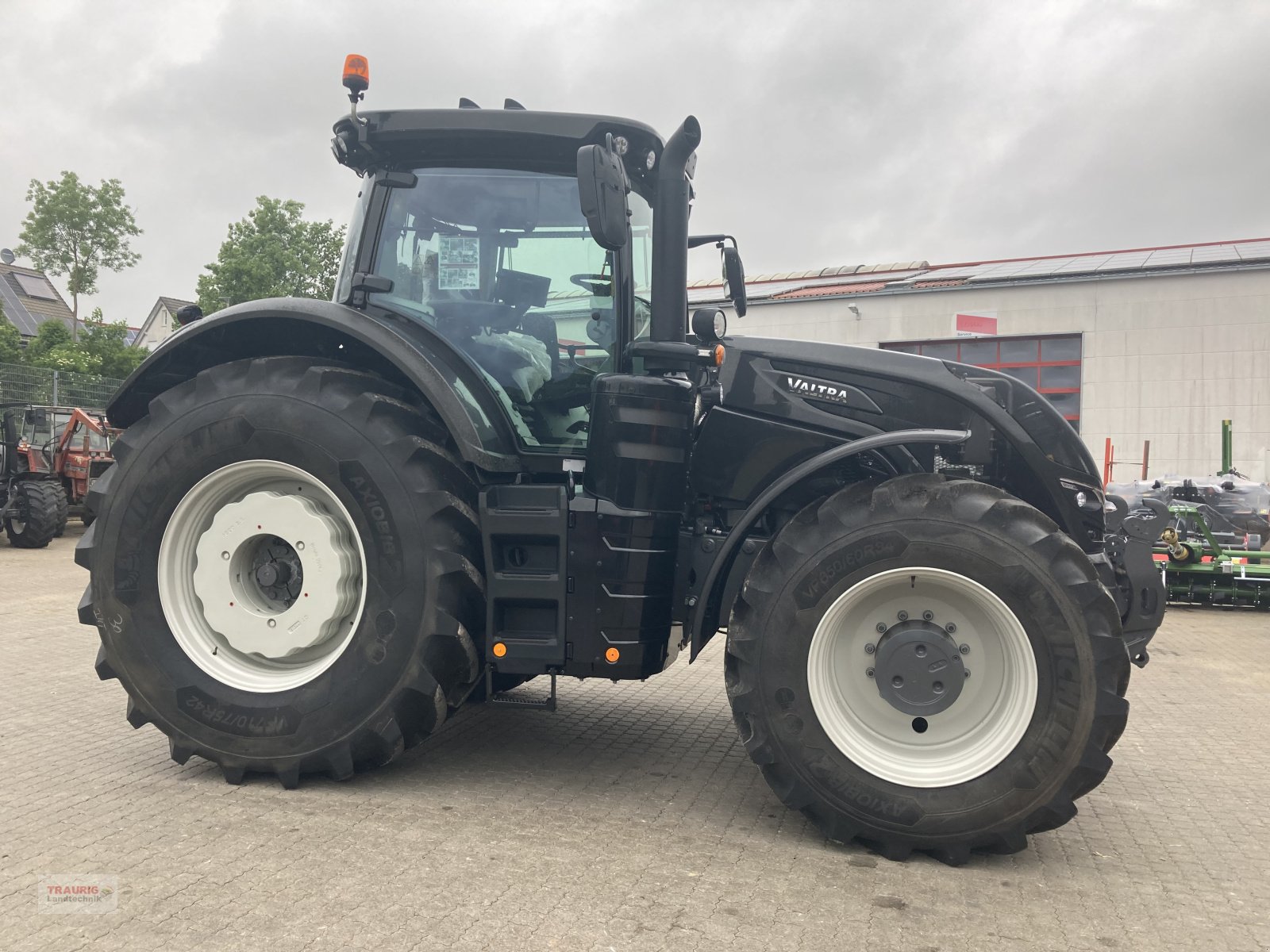 Traktor του τύπου Valtra S394 mit Rüfa, Neumaschine σε Mainburg/Wambach (Φωτογραφία 9)