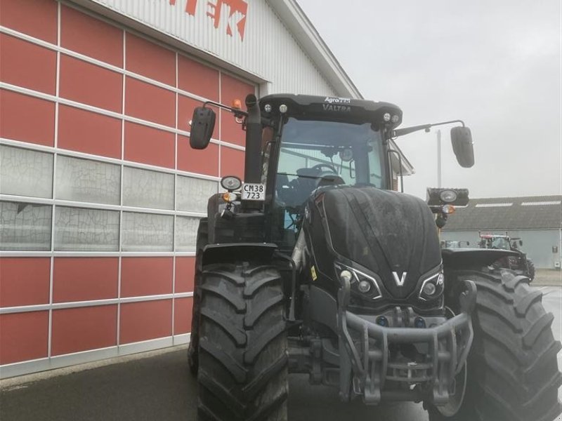 Traktor of the type Valtra S394 Stor GPS Pakke og luftaffjedret kabine, Gebrauchtmaschine in Hobro (Picture 1)