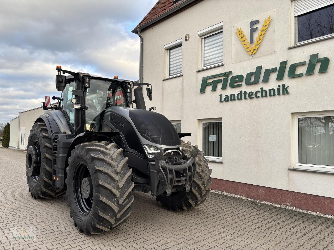 Traktor Türe ait Valtra S416 2A3, Neumaschine içinde Bad Lausick (resim 1)