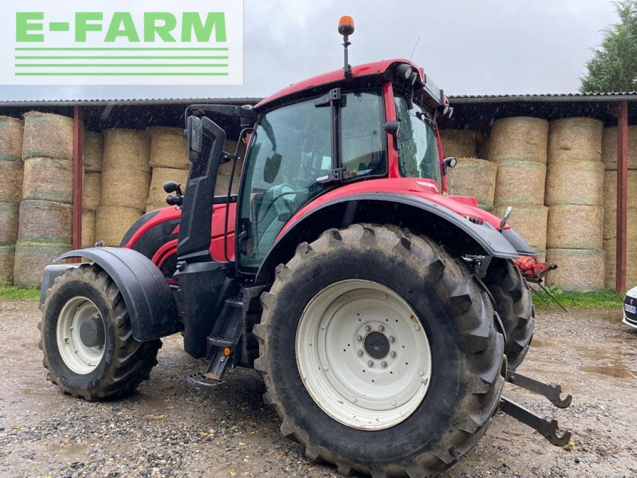 Traktor van het type Valtra t 144 active, Gebrauchtmaschine in Ytrac (Foto 4)